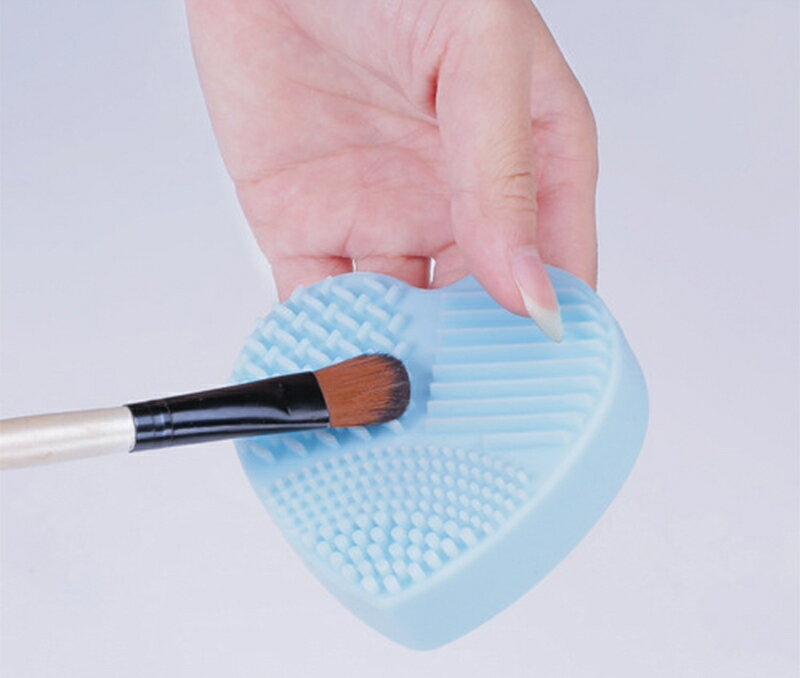 送料無料 メイクブラシクリーナー 単品 1個 化粧筆 メイク道具 洗浄 お手入れ 化粧道具 筆洗い ハート型 おしゃれ かわいい コンパクト 持ち運び シリコン 凸凹 突起 ケアグッズ