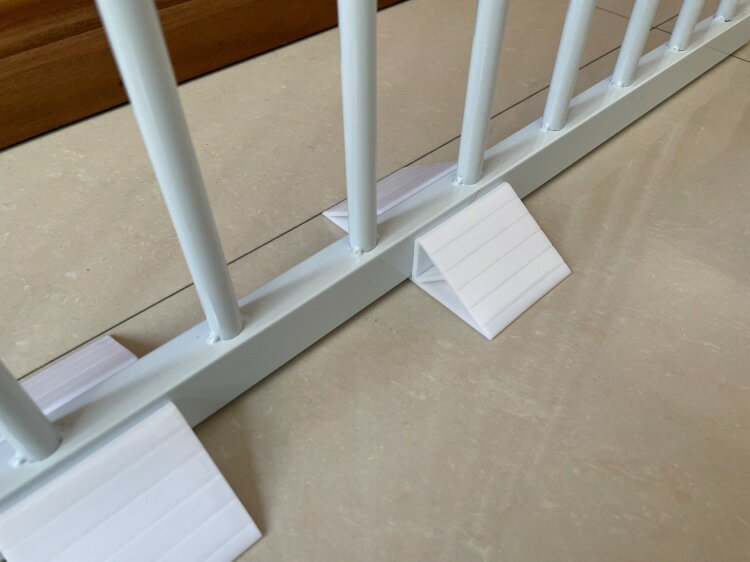 送料無料 ゲート固定具 単品 ベビーゲート固定ペットゲート固定 補強用 サポート用 粘着式 貼り付け 固定 ズレ防止 ベビー用品 セキュリティ対策 ベビーサークル キッズサークル ペット用品 ペットグッズ 柵固定 サークル固定 ゲージ固定 三角 シンプル 取り付け簡単 白 3