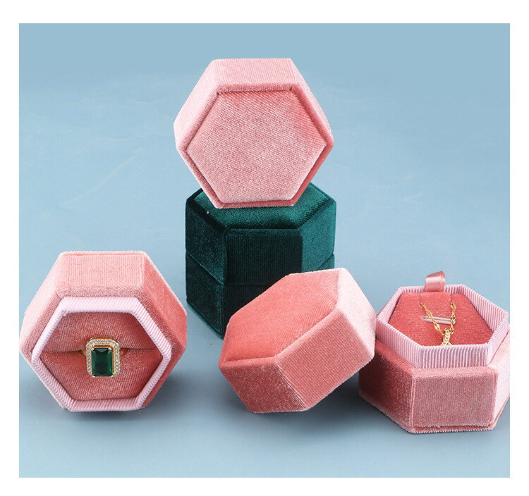 Plus Naoの送料無料 アクセサリーケース ジュエリーケース アクセサリーボックス ジュエリーボックス ギフトボックス ミニサイズ 指輪収納 リング収納 ネックレス収納 リングケース ネックレスケース ピアス イヤリング プレゼント 贈り物 おしゃれ かわいい 上品 きれいめ 高級感 ベロ｜アングル3