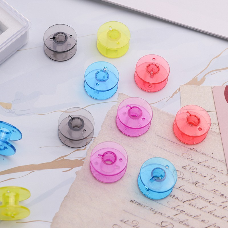 送料無料 プラスチックボビン 下糸ボビン 50個セット 手芸グッズ ミシン小物 厚型用 透明 クリアカラー ハンドクラフト 裁縫 洋裁 plusnao-10405328 Plus Nao サンプル画像2