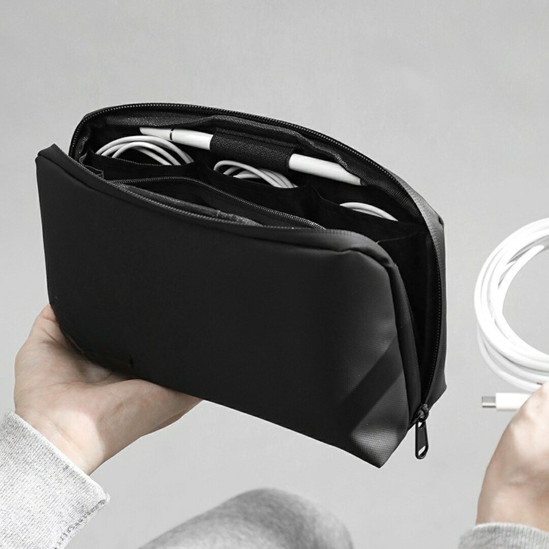 送料無料 ガジェットポーチ ガジェットケース 小物入れ 収納ポーチ モバイルバッテリー イヤホン 充電ケーブル マウス 大容量 無地 ペンホルダー付き ポケット 仕切り シンプル 旅行 出張 plusnao-10414528 Plus Nao サンプル画像3