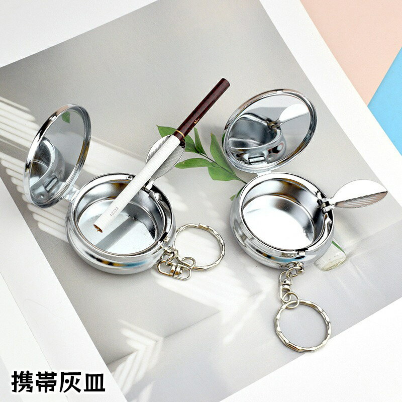 送料無料 携帯灰皿 キーリング キーホルダー 丸型 フタ付き 蓋 ふた コンパクト ミニサイズ ポータブル 煙草置き タバコ置き 吸い殻入れ 喫煙用具 たばこ用品 おしゃれ シンプル 2重リング 持ち運び 簡単 便利