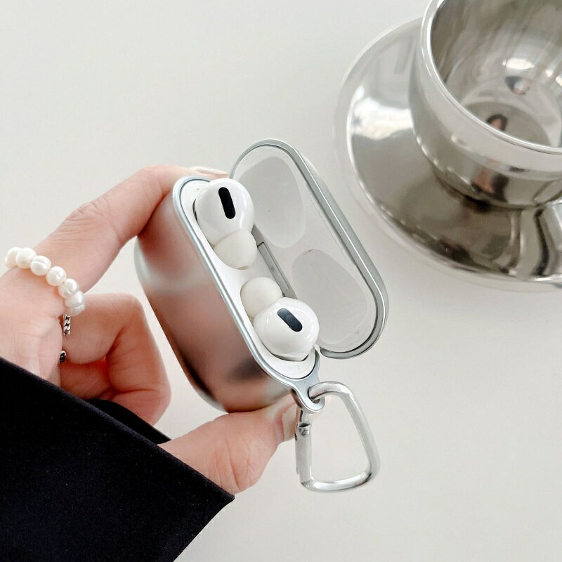 Plus Naoの送料無料 イヤホンケースカバー AirPods用 エアーポッズ用 ユニセックス カラビナ付き 耐衝撃 全面保護 シンプル おしゃれ｜アングル2