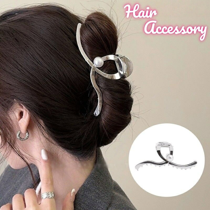 簡単に髪をまとめることができるヘアクリップです。 【サイズについて】 画像をご参照ください。 【カラーについて】 生産ロットにより柄の出方や色の濃淡が異なる場合がございます。 お使いのモニターや撮影時の光の加減などにより 画像と実際の商品のカラーが異なる場合もございます。 予告なしにカラーやデザインなどの変更がある場合もございます。 【素材について】 合金