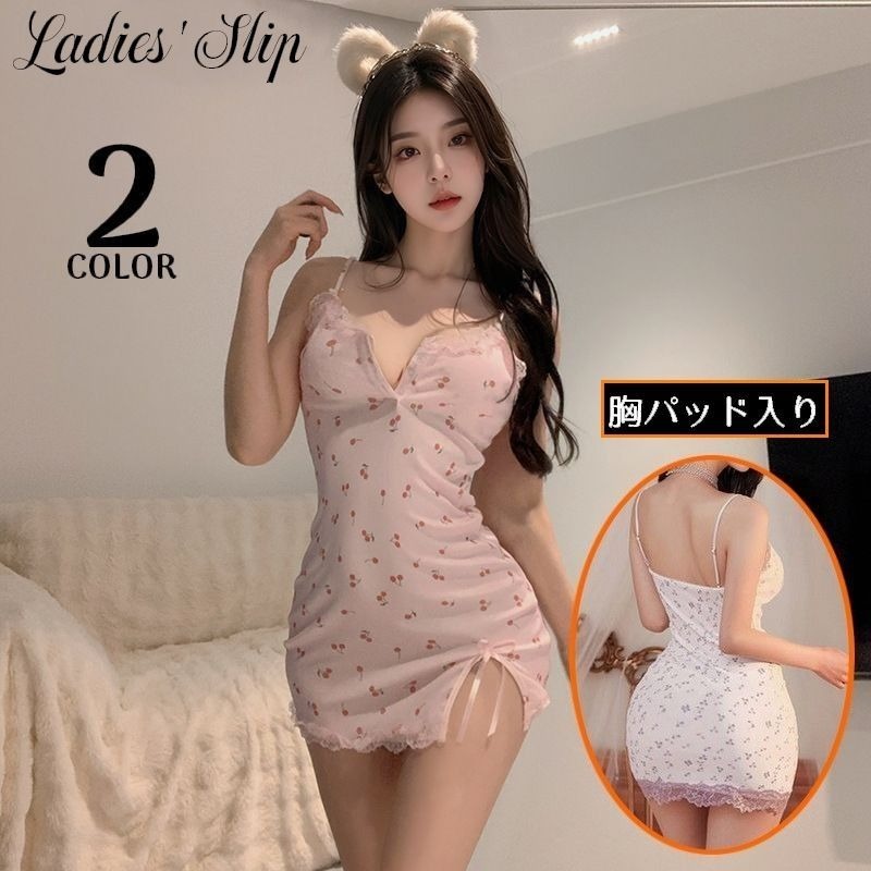 キャミワンピタイプの胸パッド入り女性用スリップです。 リボン付きサイドスリットがセクシー＆大人可愛い☆ 【サイズについて】 画像をご参照ください。 【カラーについて】 生産ロットにより柄の出方や色の濃淡が異なる場合がございます。 お使いのモニターや撮影時の光の加減などにより 画像と実際の商品のカラーが異なる場合もございます。 予告なしにカラーやデザインなどの変更がある場合もございます。 【素材について】 ポリエステル 【補足説明】 ※商品の性質上、手洗いでのお洗濯をお勧めしております。