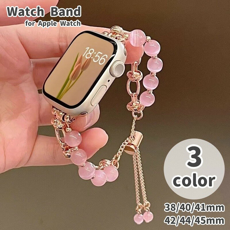 Watchの雰囲気を手軽に変えられる、レディース向けの交換バンドです。 メタルの質感にキャッツアイ調の装飾を組み合わせ、腕元をアクセサリー感覚で華やかに整えます。 【特徴】 ・キャッツアイ調の装飾が、腕元のアクセントになります。 ・メタルを基調としたデザインで、きれいめな装いになじみます。 ・38/40/41mm用と42/44/45mm用から、ケースサイズに合わせて選べます。 ・ベルトを付け替えるだけで、気分や装いに合わせたアレンジを楽しめます。 【使用シーン】 通勤やお出かけ、食事会など、いつもの装いを上品にまとめたい日にぴったり。 腕時計をアクセサリー感覚で身につけたい方にも向いています。 毎日のコーディネートに合わせて、着せ替えをお楽しみください。 【ご注意】 ・交換バンドのみの販売です。本体は付属しません。 ・本製品はApple純正品ではありません。 ・ご注文前にApple Watch本体のケースサイズをご確認ください。 ・装着や取り外しの際は、接続部や装飾部分に無理な力を加えないでください。 ・海外製品のため、細かな擦れや仕上がりに個体差が見られる場合があります。 【サイズについて】 画像をご参照ください。 【カラーについて】 生産ロットにより柄の出方や色の濃淡が異なる場合がございます。 お使いのモニターや撮影時の光の加減などにより 画像と実際の商品のカラーが異なる場合もございます。 予告なしにカラーやデザインなどの変更がある場合もございます。 【素材について】 合金