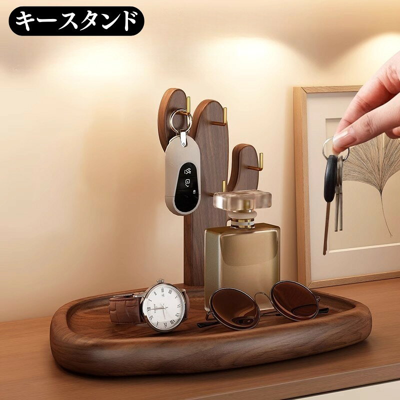 玄関まわりで散らかりがちな鍵や腕時計、メガネをひとまとめにできる卓上キースタンドです。 掛ける収納と置く収納を組み合わせ、外出前に使う小物の定位置づくりに役立ちます。 木の風合いとレトロな佇まいで、見せる収納としても楽しめます。 特徴 ・鍵やキーホルダーを掛けて整理でき、必要なときに手に取りやすくなります ・置きスペースにはメガネや腕時計、アクセサリーなどの小物をまとめられます ・玄関やデスク、ドレッサーに置ける卓上タイプです 使用シーン 玄関の鍵置きにはもちろん、寝室でのアクセサリー収納、デスクでの腕時計やメガネの整理にも。 小物を一か所にまとめながら、インテリアになじむ収納を探している方におすすめです。 毎日使う小物を見やすく整え、外出前の準備をスムーズにする収納ラックです。 【サイズについて】 画像をご参照ください。 【カラーについて】 生産ロットにより柄の出方や色の濃淡が異なる場合がございます。 お使いのモニターや撮影時の光の加減などにより 画像と実際の商品のカラーが異なる場合もございます。 予告なしにカラーやデザインなどの変更がある場合もございます。 【素材について】 天然木 【補足説明】 ※ご自身で組み立てる必要がございます※