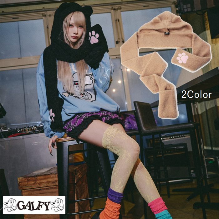 ■スタイル■ 犬毛フードマフラー マフラー ボア 耳付き ハンドウォーマー なりきり 防寒 163041 ■ブランド■ GALFY OFFICIAL ガルフィー 刺繍 ユニセックス ■コメント■ 90年代にブームを巻き起こしたブランドが“Revial”をとげ、現在の新たな新鮮さとデザインを提供し心を掴んでいる。 どことなく懐かしく、どことなくダサい＝かっこいい、これが今なのだ。まさに“Revial”にふさわしいブランドが“GALFY”なのだ。 90年代ストリートカルチャーをベースに当時の「バブル感」を継承しつつ、現在のトレンドMIX感を重視し、都会的かつ、アクティブな提案を展開していく。 犬毛(嘘)のあったかフード付きマフラー ■素材■ ポリエステル100％ ■サイズスペック■ フリー 【必ずご確認下さい】 ※ 画像はデジカメで撮影しています。ブラウン管や 液晶など見られる環境によって色目が異なって見えます ことをご了承ください。 ※ 製品誤差として2cm程度、表記サイズより異なる場合が御座います。 おおよその目安とお考え下さい。犬毛(嘘)のあったかフード付きマフラー