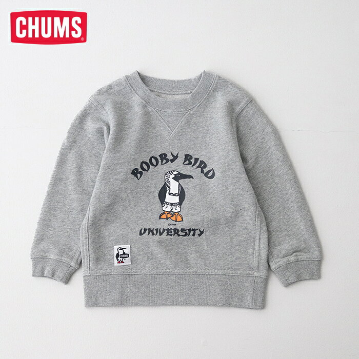 ■注意事項商品在庫を一部、実店舗で共有しております。タイムラグにより、ご注文いただいた商品をご用意できない場合がございます。何卒、ご了承くださいませ。画像はPC環境により実物と色が変わって見える場合があります。 【メーカー希望小売価格はメーカー商品タグに基づいて掲載しています】チャムス かせきさいだぁキッズブービーバードユニバーシティクルートップ (CH20-1086) かせきさいだぁ KD Booby Bird UV Crew Top CHUMS(キッズ) 【アーティストコラボ】大人が着たくなるカレッジロゴ風デザイン、かせきさいだぁ氏コラボのクルーネックスウェット（キッズサイズ） 〈デザイン〉 「大人が着たくなるようなカレッジロゴを作りたい」というかせきさいだぁ氏のアイデアから生まれたクルーネックスウェット。 フロントには架空の大学「BOOBY BIRD UNIVERSITY」をイメージして描いたカレッジ風ロゴをプリント。 ロゴの中心には同氏が描きおろした「オールドブービー」をレイアウトし、あそびゴコロを融合したデザインを楽しめます。 〈素材特性〉 USAコットン100％仕立ての裏毛(パイル)素材のスウェットシリーズ。 裏起毛のインレイスウェットよりも軽やかで、サラッと清涼感のある着心地が魅力。 着るシーンを選ばず、ロングシーズン活躍します。 『かせきさいだぁ』 90年代初頭から現在までラッパーとして活躍する傍ら、デザインやアートの領域でもその創造力を表現し続ける遊びの名人。 2025年のCHUMSシーズンテーマ『LOVE ＆ ADVENTURE』とかせきさいだぁ氏によるあそびゴコロを融合した独自の世界観をお見逃しなく。 * color variation * 商品名：　　　チャムス かせきさいだぁキッズブービーバードユニバーシティクルートップ (CH20-1086) (キッズ) カラー：　　　(H/Gray-G005:ヘザーグレー) 素材：　　　　cotton 100% サイズ：　　　(S:90-100cm) (M:100-115cm) (L:115-130cm) (XL:130-145cm) 生産国：　　　made in China * sizechart * &nbsp; 着丈 肩幅 身幅 裄丈 袖丈 S 37cm 30cm 32cm 45.5cm 31cm M 41cm 32cm 35cm 52cm 36cm L 46cm 35cm 38cm 59.5cm 42cm XL 51cm 37.5cm 41cm 67cm 48cm ＊上記のサイズチャートはあくまでも目安です。　　　　　　　　　　　　　　　　　　＊商品により、色・サイズに若干の違いがございます。ご了承の上お買い求めください。