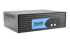 HDMI対応2ポートセキュアKVMスイッチ 1組のキーボード・ディスプレイ・マウス（KVM）で複数のPCを安全に切り替え、操作できます。セキュリティレベルの異なるシステム間での情報漏洩や不正通信を防止するための厳格なセキュリティ対策が施されています。国際的なセキュリティ評価基準NIAP PP3.0認証に準拠しています。 詳細スペック 電気用品安全法(本体)非対象 電気用品安全法(付属品等)適合/例外承認