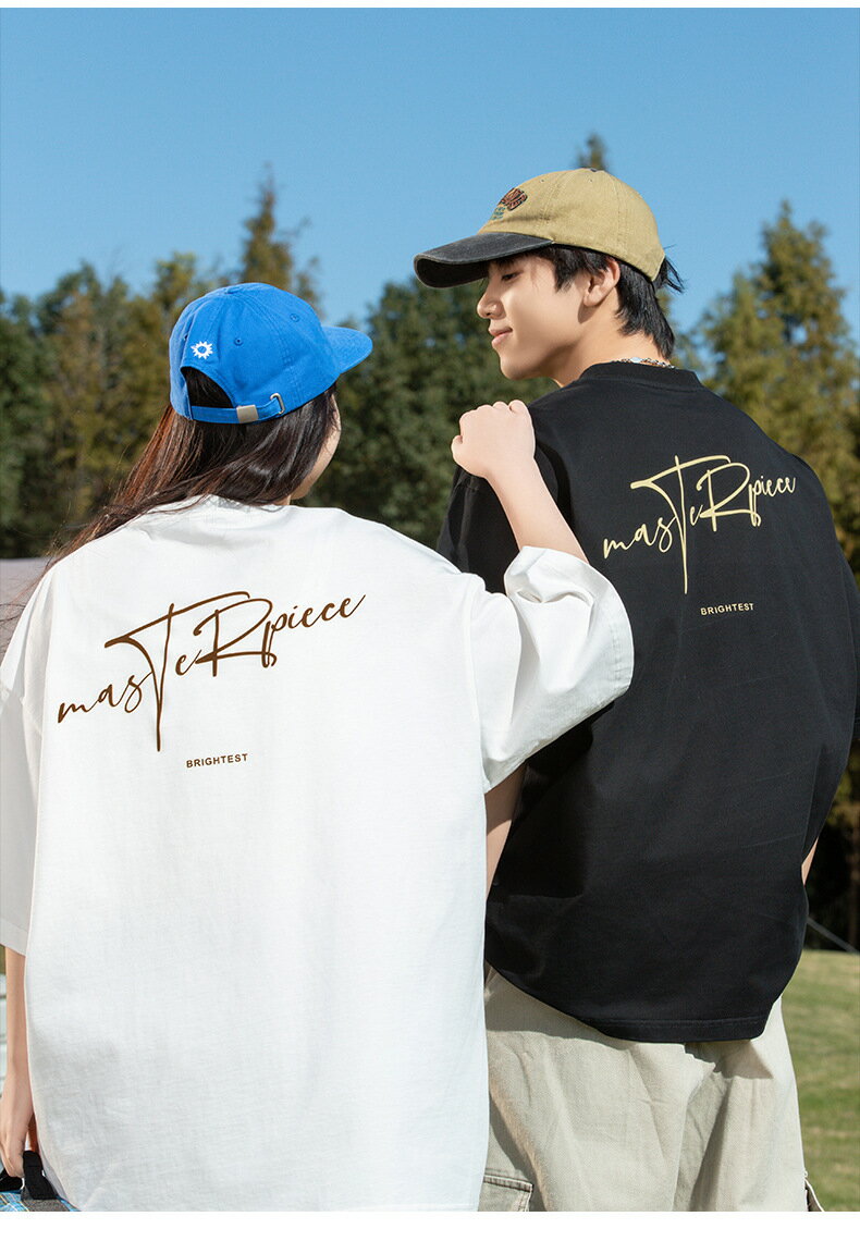 Rakuten - ★2025新作★ メンズ レディース ユニセックス メンズ レディース 筆記体ロゴプリントTシャツ 胸元ロゴ リンクコーデ ペアルック カジュアル ストリート トップス インナー オーバーサイズ ビッグシルエット スポーティー ルームウェア 韓国ファッション 半袖 Tシャツ