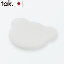 ブランド tak. / タック サイズ (約)直径11.6×横14.3×高さ1.2cm 重　さ 約62g 素　材 シリコーンゴム 耐冷・耐熱 -20℃〜140℃ 特　徴 電子レンジ・食器洗い乾燥機使用可 / 煮沸消毒可能 / 漂白剤OK 備　考 BPA・LEADフリー 対応サイズ ボウル ベアーS/Mサイズ 原産国 日本 パッケージ ビニール袋入り(台紙付き)：(約)縦15.5×横16.5cm 77g※仕様は予告なく変更する場合があります。 ■商品名 tak. KIDS DISH bowl cover bear キッズ ディッシュ ボウルカバー ベア ■テイスト 可愛い カワイイ おしゃれ シンプル ■用途・シーン ボウル カバー クマ 熊 食器 子供用食器 キッズ 日本製 食事 子供 ブランド 食洗器 食器洗い乾燥機対応 BPA LEADフリー ■JANコード 4932982965342 JTN-0132子どもと一緒に楽しめる近代漆器のテーブルウェアシリーズ 山中漆器の職人技と、最先端の技術の融合によりスタイリッシュで実用性の高いプロダクトを発信する「tak(タック)」より、KIDS DISHシリーズのご紹介です。シンプルだけど優しさを感じる曲線、フォルムやデザインが特徴のキッズの食器は、落としても割れにくいプラスチック（合成樹脂）の素地に、ウレタン塗装を施した近代（合成）漆器。内面と側面の塗り分け、塗膜によるなめらかな肌触りを表現する高い技術で造られています。時間をかけて受け継がれてきた職人技と伝統の技術、最先端の技術から生まれた近代漆器です。食べ物の保存に使えるシリコンの蓋は積み重ねもできるので冷蔵庫内もスッキリ。蓋をずらせば電子レンジでも使えます。