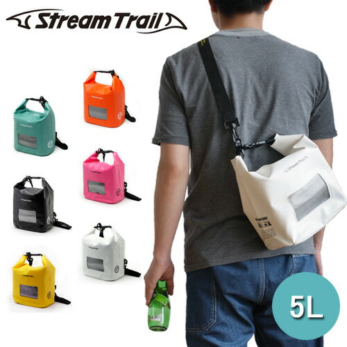 ■ブランド 　Stream Trail ■サイズ 　幅23×奥行16×高さ20cm　(5L) ■重　量 　約413g ■素　材 　ターポリン(防水シーム加工)、ポリエステル ■付属品 　ショルダーストラップ ■備　考 ターポリンとは… ポリエステル100％の生地に塩化ビニールをコーティングした防水性の高い生地です。主にテント等に用いられる建築資材で、過酷な自然状況下においても耐水性・引裂・摩擦に 強く、雨や泥等が付着しても拭き取る事で簡単に汚れを落とす事ができます。 防災　地震　非常　救急 に備えてあると便利。 アウトドア　キャンプ用品としてもオススメ！ ■ご注意 こちらの製品には、塩化ビニール特有のにおいが多少ございます。ビニール製品に多くあるにおいです。あらかじめ、ご了承の上、ご注文いただきますようお願いいたします。 こちらの商品はラッピングを承れません。ご了承の上お買い求め願います。非常に高い防水力を誇るDRY CUBE。一般的な円柱型のシリンダーバッグを立方体(キューブ)にすることで、収納率がアップ。ノートブックや書類なども収納がしやすくレジャーだけでなく色々なシチュエーションで活躍します。⇒Click！リュックタイプ手提げタイプCHILLI赤EMERALD翠FIRE燈ONYX黒ROSY桃SAFFRON黄⇒Click！リュックタイプ手提げタイプEMERALD翠FIRE燈ONYX黒ROSY桃SAFFRON黄SPLASH白ストリーム・トレイル シリーズ一覧はコチラから！