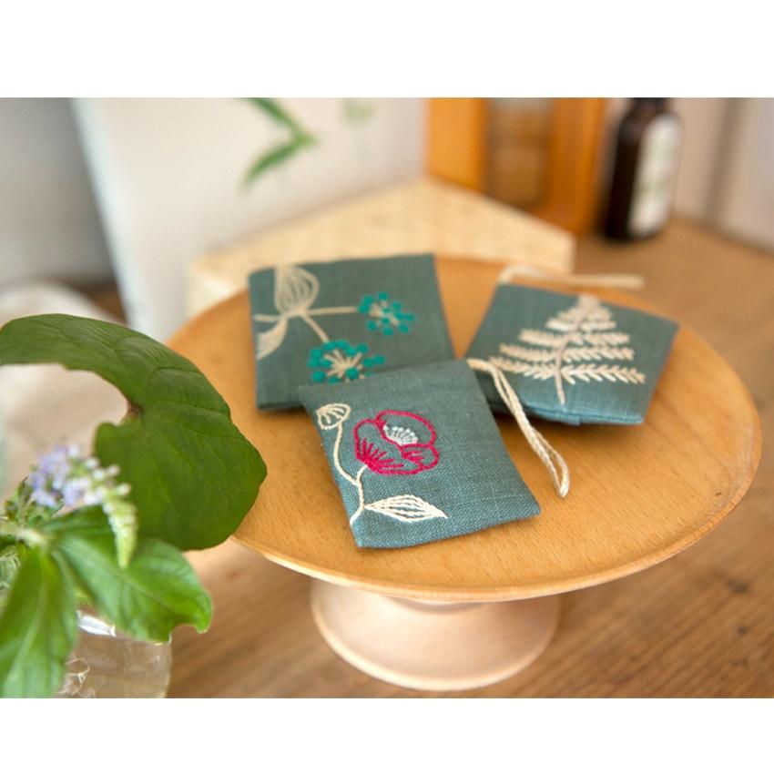 マカベアリス 刺繍キット 植物採集のサシェ