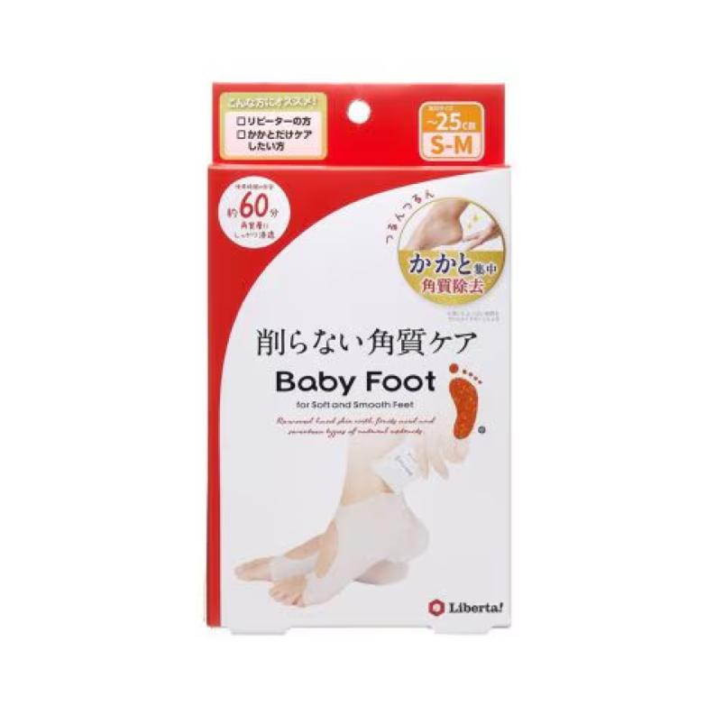 (商品説明) ・かかと用の削らない角質ケア。 ・フルーツ酸(※1)を配合したジェルがしっかりかかとに密着。 ・集中的にジェルが浸透(※2)し、柔軟化された古い角質が日々の歩行で剥がれ落ちることで、つるスベかかとに。また、16種類の植物成分(※3)が乾燥しやすい足裏を保湿します。 ・かかと用ソックス履いてジェルを入れて、浸して、洗い流すだけの3ステップ。ジャスミンアップルの香り。 ・※1 グリコール酸、乳酸(pH調整剤)　※2 角質層まで　※3 オレンジ果皮油、グレープフルーツ果皮油、レモングラス油、チャ葉エキス、ドクダミエキス、カミツレ花エキス、セイヨウキズタ葉／茎エキス、クレマティス葉エキス、スギナエキス、セイヨウナツユキソウ花エキス、ヒバマタエキス、オランダガラシ葉／茎エキス、ゴボウ根エキス、サボンソウ葉エキス、セージ葉エキス、レモン果実エキス(保湿成分)。 (使用方法) ・ソックスを履いてジェルを入れる。 ・約60分待つ。 ・ソックスを脱いでよく洗い流す。 ・歩くと液漏れの原因になる恐れがあるため、できるだけ座った状態で使用してください。 (使用上の注意) ・お肌に異常が生じていないかよく注意してご使用ください。 ・お肌に合わない場合はご使用をおやめください。 ・中身のジェルは植物成分配合のため変色する場合がございますが、品質には問題ございません。 ・生理前・生理中・妊娠中・授乳中はホルモンバランスが崩れやすくお肌が敏感になっている時期ですので本製品のご使用の際は充分にご注意ください。 ・ペディキュア(ジェルネイルなどを含む)は変色や剥がれる可能性がありますので、必ず落としてからご使用ください。 ・効果の有無に関わらず、2回目以降ご使用になる場合は、最低でも1ヶ月以上期間をあけてからご使用ください。 ・ご使用中または使用したお肌に直射日光があたって、発疹・赤み・腫れ・かゆみ・刺激・色抜け(白斑等)や黒ずみ等の異常が現れた場合は速やかにご使用を中止し、専門医等にご相談されることをおすすめ致します。 ・足以外の部位にはご使用にならないでください。 ・ご使用後は、長時間にわたって直射日光や紫外線に当たったり、激しい運動はお控えください。お肌を傷める原因となります。 ・角質を無理にはがすのはおやめください。 ・本製品はアルコールを使用しています。 ＜かかと用ソックスの使用上の注意＞ ・本来の用途以外の目的で使用しないでください。 ・火気類の近く等、高温になる場所では使用しないでください。 ・シリコーン特有のにおいがする場合がありますが、徐々ににおいは弱くなります。また衛生上の問題はありません。 ・素材の性質上、変色する場合がありますが、品質には問題はありません。 ・強い力で負荷をかけると破損や劣化の原因となります。 ・ソックスが破損した場合は使用を中止してください。 ・装着部位に湿疹、かぶれ、発赤、腫れ、かゆみ、水疱、傷口やお肌に疾患のある方は使用しないでください。 ・使用中や使用後に発赤、腫れ、かゆみ、水疱、刺激等の不快感や異常があらわれた場合は使用を中止し、異常が残る場合は、ソックスと取扱い説明書を持参して皮膚科専門医等に相談してください。 ・圧迫感を感じた場合は使用を中止してください。 (成分/原材料) 水、エタノール、イソプロパノール、乳酸、グリコール酸、ポリソルベート20、ヒドロキシエチルセルロース、香料、アルギニン、フェノキシエタノール、プロパンジオール、水酸化K、グルコース、o-シメン-5-オール、サリチル酸、クエン酸、リンゴ酸、グリチルリチン酸2K、BG、オレンジ果皮油、グレープフルーツ果皮油、レモングラス油、チャ葉エキス、ドクダミエキス、カミツレ花エキス、セイヨウキズタ葉/茎エキス、クレマティス葉エキス、スギナエキス、セイヨウナツユキソウ花エキス、ヒバマタエキス、オランダガラシ葉/茎エキス、ゴ (生産国/原産国)