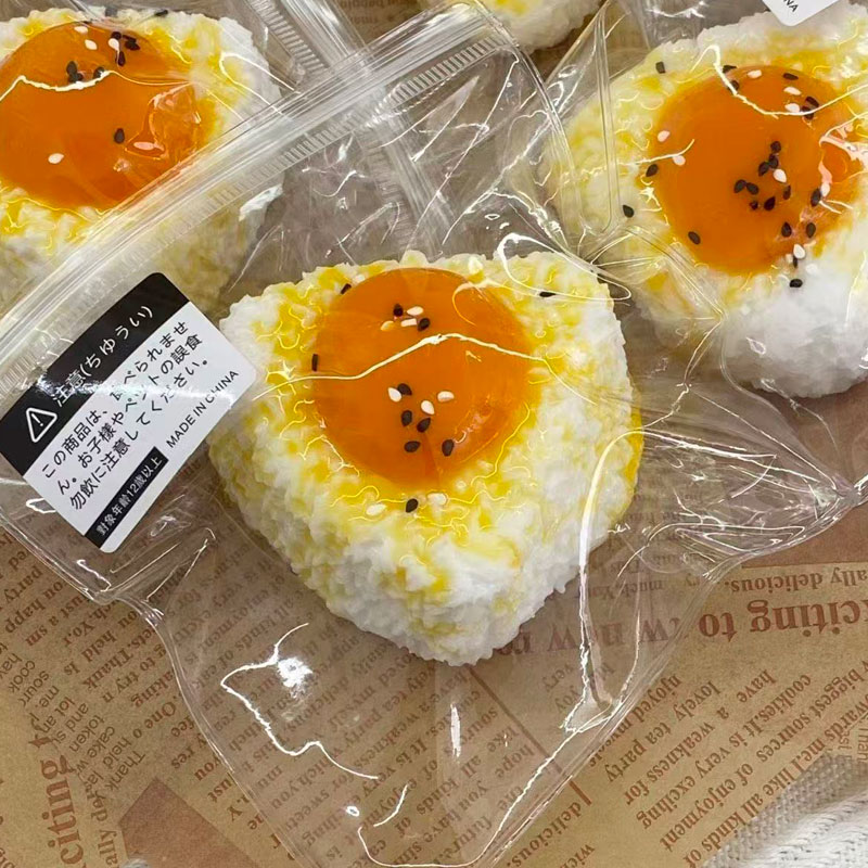 【全商品ポイント5倍】SNSで話題！ 目玉焼きおにぎり スクイーズ ぷにぷに 低反発 おもちゃ リアル 食品サンプル おにぎり 卵 黄身 たれ 癒やし ストレス解消 雑貨 おままごと かわいい ギフト プレゼント 景品 pocopoco-10001658 職人手作り犬服のポコポコ サンプル画像3