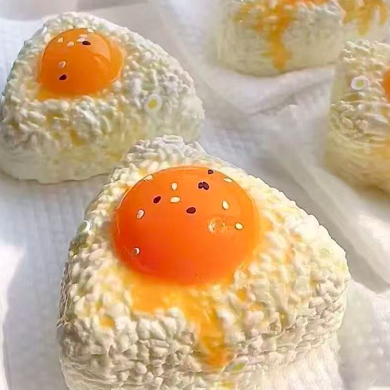 【全商品ポイント5倍】SNSで話題！ 目玉焼きおにぎり スクイーズ ぷにぷに 低反発 おもちゃ リアル 食品サンプル おにぎり 卵 黄身 たれ 癒やし ストレス解消 雑貨 おままごと かわいい ギフト プレゼント 景品 pocopoco-10001658 職人手作り犬服のポコポコ サンプル画像2