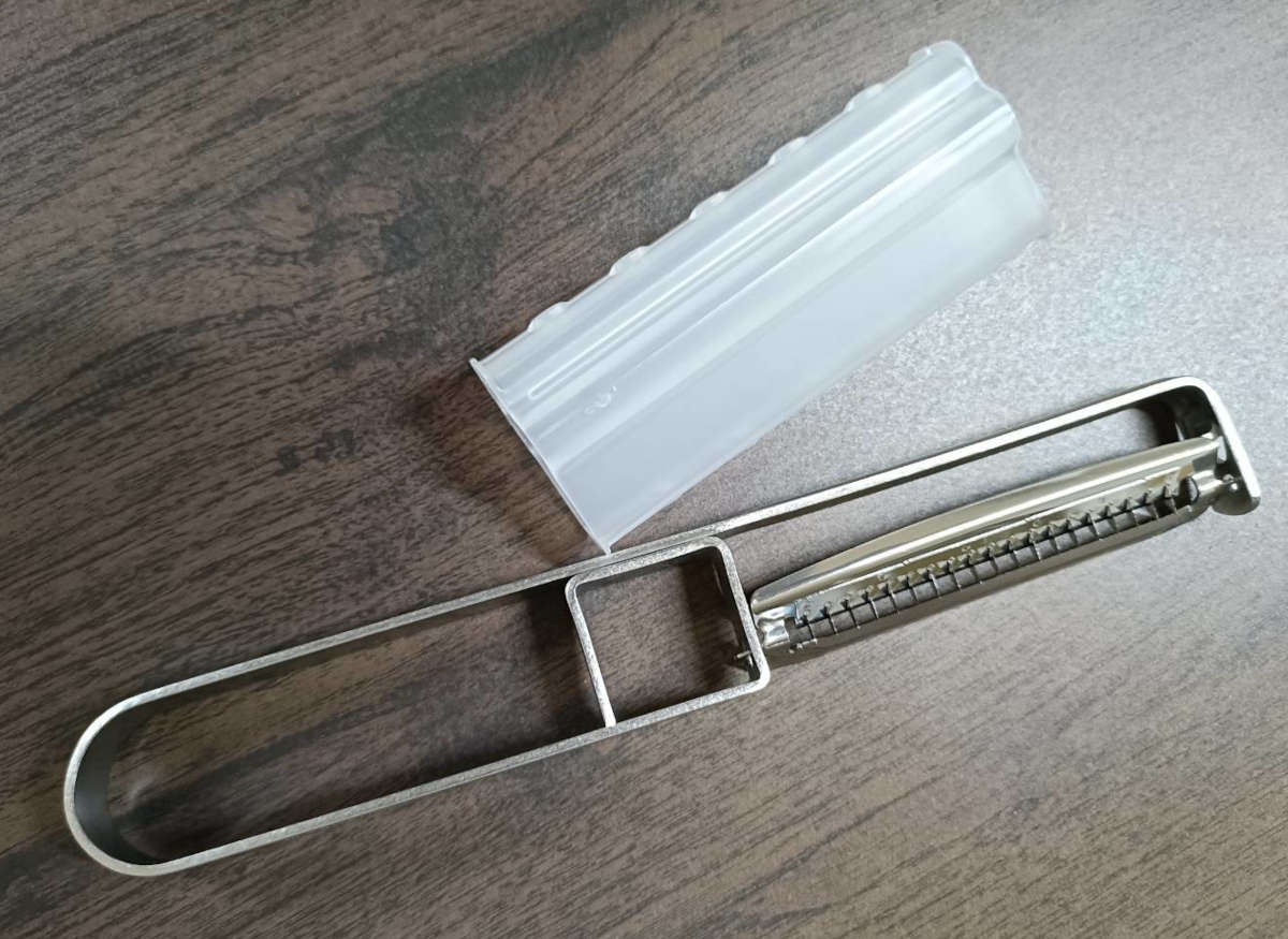 18−8ステンレス製 細切りピーラー SSK−13 安全ケース付 サンクラフト 快菜（かっさい）【送料無料】【メール便発送】