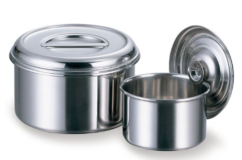 サイズ:直径140×高さ77mm(蓋部分除く)、板厚:0.6mm、容量:約1.2L*清潔感あるステンレス製のキッチンポット*蓋の置き場に困らない引掛け金具付き*食材や調味料、ソース類のストックに最適♪