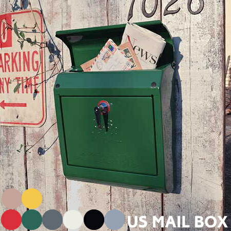 US MAIL BOX US メールボックス TK2075（エンボス文字入り） アメリカンデザインのレトロなメールボックス。開閉式のレバーでキーロックタイプです。 SIZE 幅385×奥行132×高さ400mm（底部分奥行60mm） 投函口320×35mm 　扉部分330×230mm MATERIAL スチール 備考 *鍵2個付きUS MAIL BOX US メールボックス TK2075（エンボス文字入り） アメリカンデザインのレトロなメールボックス。開閉式のレバーでキーロックタイプです。 投函口は一般的な女性誌がすっぽりと収まる大きさです。 郵便物は前面の取っ手部分を手前にあけて取り出します。 通常よりも防錆効果の高いパウダー塗装UV加工を施した上質な質感です。お洒落な玄関になること間違いなしですね。*完全防水ではありませんのでご注意ください。 背面に壁への取り付け穴が4か所開いています。 本製品は壁面に電動ドライバーなどで下穴を開けてネジで固定します。 取り付けの際は、コンクリート等のしっかりとした壁面であることをご確認ください。 1）アメリカンデザインのレトロなメールボックス。2）安心のキーロックタイプ。3）投函口は雑誌などがスッと入る大きさ。 4）防錆効果の高いUV塗装。 5）かっこいいエンボス文字入り。 SIZE 幅385×奥行132×高さ400mm（底部分奥行60mm） 投函口320×35mm 　扉部分330×230mm MATERIAL スチール 備考 *鍵2個付き