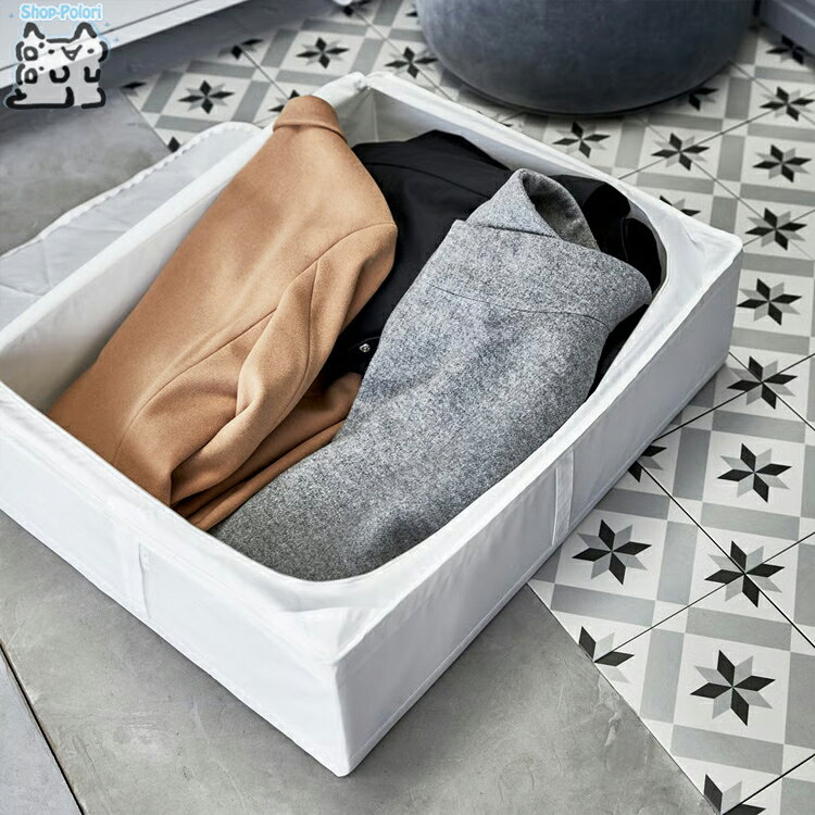 【 IKEA - イケア -】SKUBB - スクッブ - 収納ケース ホワイト 65×53×19 cm (905.910.60) 衣類収納 布団収納 ベッドリネンや枕、シーツなどを入れて、ベッドの下に収納できます衣類やベッドリネンをホコリがつかないように収納できます片側に持ち手が付いているので、出し入れが簡単です使わないときは、底のファスナーを開いて平たくたためます ■商品詳細■ ブランド IKEA 素材 布地: ポリエステル 100%,ポリウレタン 100% 裏地: ポリプロピレン 100% インサート: 強化ポリプロピレン樹脂 商品の大きさ 幅: 65 cm/ 奥行き: 53 cm/ 高さ: 19 cm 主な特徴 - ベッドリネンや枕、シーツなどを入れて、ベッドの下に収納できます衣類やベッドリネンをホコリがつかないように収納できます片側に持ち手が付いているので、出し入れが簡単です使わないときは、底のファスナーを開いて平たくたためます お手入れ方法 洗濯不可/ 漂白不可/ タンブル乾燥不可 アイロン不可/ ドライクリーニング不可 石けん水を含ませた布で拭いてください ■お届け状態■ 簡易梱包で発送いたします ※梱包に使用済みのダンボール紙などを再利用する場合、また化粧箱に送付状を直接貼付する場合ございますので予めご了承ください ※ご注意※ ※IKEA商品に関しまして※ IKEA商品に関しましては、納品書などは添付しておりません。 納品書、領収書が必要な場合、お問い合わせいただきましたら別途郵送にてお送りいたします。 ※製品の開梱・組み立てについて 組み立てが必要な商品の組み立て不備、組み立て不備による使用に際しての事故、及び商品の破損については保証外となります。 ※ご注文時のタイミングで在庫切れ、廃盤となっている場合がございます。その場合発送までにお時間を頂く場合、またご注文を一度キャンセルさせて頂く事がございます【 IKEA - イケア -】SKUBB - スクッブ - 収納ケース ホワイト 65×53×19 cm (905.910.60) 衣類収納 布団収納