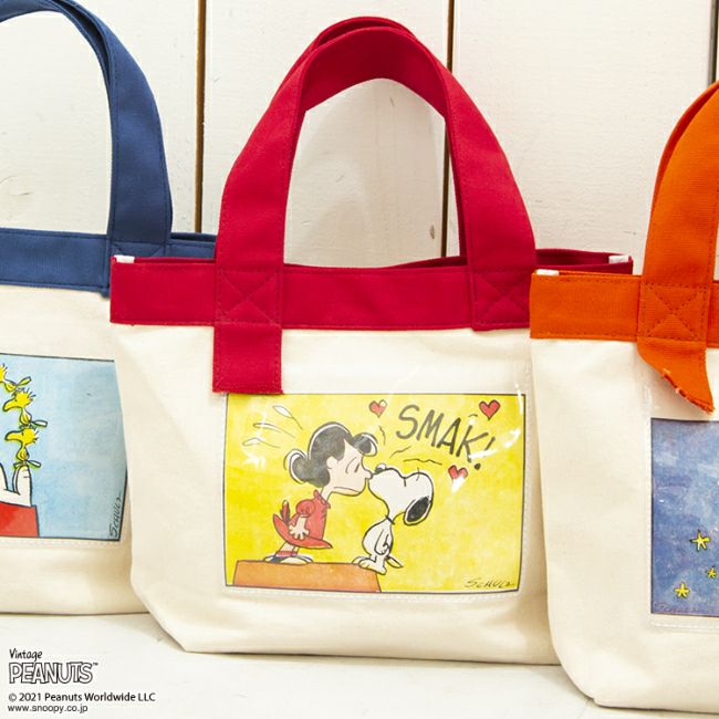 POPPINS(ポピンズ)からPEANUTS COLLECTIONが到着！ちょっとそこまで…に活躍するトートバッグ。スヌーピーがルーシーにチュッ！としている姿が愛らしいデザインです。外ポケットもあり、持ち手部分にホールもついてるから、カラビ...