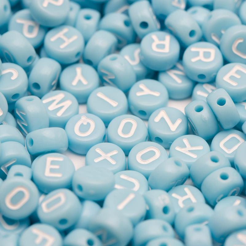 500個 アクリル 小文字ビーズ - ブルー地に白地 ジュエリー作成用 - ブレスレット&ネックレス用アルファベットビーズキット