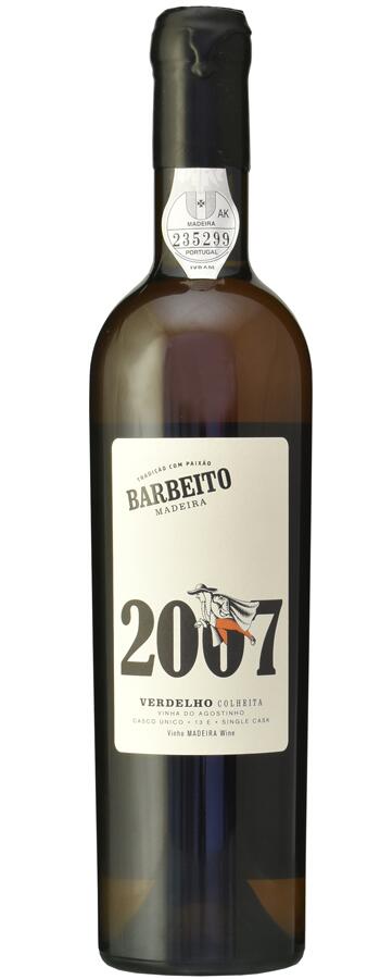ヴィニョス バーベイト マデイラ ヴェルデーリョコリエィタ 2007 Vinhos Barbeito Madeira Verdelho Colheita ポルトガルワイン/マデイラワイン/中辛口/500ml サン・ヴィセンテのシングルヴィンヤードで収穫されたヴェルデーリョ。1996年からこの畑のワインは分けて作り続けている。 緑がかった黄金色。アロマティックでフレッシュ。アルマニャックやアプリコット、オレンジブロッサム、ホワイトサルタナレーズンの香りに、海風が感じられる。口に含むとふくよかな甘さと繊細さ、いきいきとした酸とのバランスが感じられる。余韻には心地よいドライさとわずかに白胡椒のニュアンス。 5