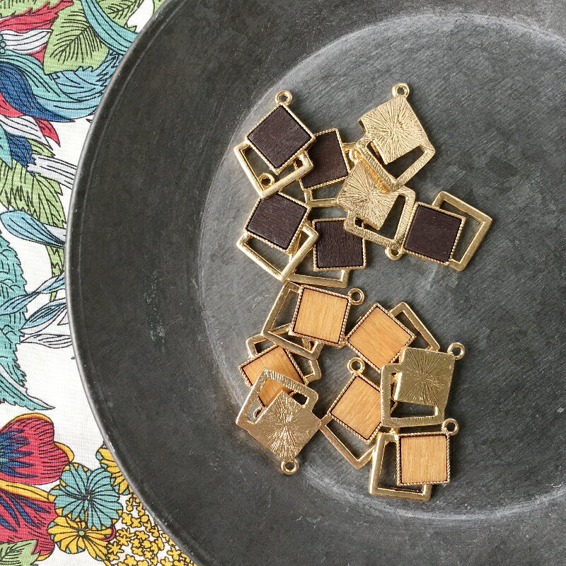 【2個】ウッドスクエアパーツ　四角 チャーム コネクター フレーム　ピアスパーツ アクセ アクセサリー パーツ 素材 材料 デコレーション ビーズ ピアス パーツ 部品 ボリューム 華やか 上品 大人手芸 ハンドメイド 問屋【P】 商用のサムネイル