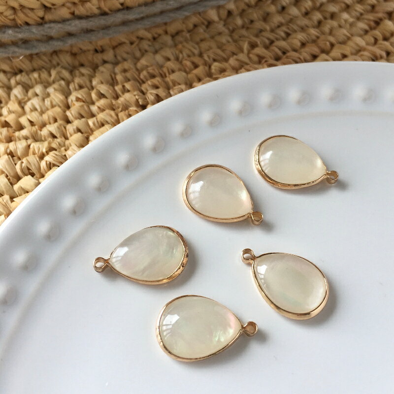 【2個】シェル風マーブルドロップチャーム　パール アクセ アクセサリー パーツ 素材 材料 デコレーション ビーズ ピアス パーツ 部品 ボリューム 華やか 上品 大人手芸 商用