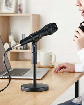 取寄せ商品。（お届けまで1週間ほどお時間がかかります。）★お取り寄せ商品★「歌ってみた」配信に最適！片手で握りやすく歌うと言えばこの形状。Φ6.3mmジャックを搭載したオーディオインターフェースなどの機器で使用可能なカラオケマイク型です。◆◆仕様◆◆マイク・マイク方式ダイナミック方式対応機種φ6.3mm標準ジャックを搭載するオーディオインターフェース、マイクアンプなど。 ※すべての機器での動作を保証するものではありません。インターフェイスφ6.3mm標準モノラルプラグケーブル長約3.0m本体カラーブラック重量約226g(ケーブルは含まず)外形寸法[幅]約52×[長さ]約192(mm)(ケーブル含まず)マイク・ミュート機能有マイク・指向性単一指向性マイク・入力感度-51±3dBマイク・インピーダンス600Ωマイク・周波数帯域60-15,000Hz付属品接続用ケーブル(φ6.3mm標準モノラルプラグ-3ピンXLRプラグ)保証期間1年間