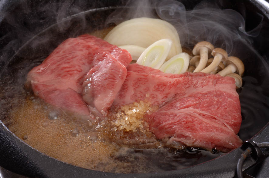 サイズ：230×310×50mm内容量：400g（もも）、牛脂付き商品説明：伝統ある神戸ビーフをすき焼き用にスライスしました。柔らかく肉の旨みがつまった、とろけるような美味しさを是非ご賞味ください。温度区分：冷凍賞味期限：出荷日30日産地:兵庫特定アレルゲン：無推奨アレルゲン：牛肉当該商品はメーカーから産直品となりますので、代引き不可となります。予めご了承ください。 【注目ワード】 内祝い ギフト お歳暮 御歳暮 結婚内祝 記念品 出産内祝 出産祝い プレゼント 誕生日 贈答 お返し お中元 御中元 お取り寄せグルメ 還暦祝い 景品 贅沢 厳選 グルメ 法要法事 香典返し 法人 取引先 業務用 接待 挨拶 賞品 お祝い 御祝 お礼 御礼 返礼 快気 快気内祝い 出産 結婚 新築 開店 開業 父の日 母の日 敬老の日 お年賀 寒中見舞い 退職 就職 贈答品 誕生日プレゼント 贈り物 親戚 還暦 古希 喜寿 傘寿 米寿 快気祝 お見舞 志 満中陰志 【季節の注目ワード】 春 イースター いちご こどもの日 新学期 新生活 母の日 カーネーション お花見 さくら 桜 花粉 マスク 行楽 夏 海 涼味 お中元 うなぎ ウナギ 鰻 土用 丑の日 七夕 父の日 バラ 半夏生 お盆 熱中症 節電 花火 祭り 縁日 秋 新米 敬老 ボージョレヌーヴォー ボジョレー きのこ お彼岸 十五夜 十三夜 運動会 ハロウィン ハロウィーン かぼちゃ カボチャ 冬 クリスマス サンタ 年末 年始 年の瀬 歳末 迎春 福袋 福箱 バレンタインデー 掃除 初売り ホワイトデー 冬至 おせち お節 ひなまつり お歳暮 年越し お正月 年頭 節分 恵方巻 おでん お鍋 干支 門松 お誕生日 お祝い ウェディング 結婚式 パーティーグッズ 銀婚式 金婚式 お店の開店祝い 創業記念日 創立記念日 スポーツ大会 女の子 男の子 子ども バースデー 記念日 アニバーサリー サプライズ ギフト プレゼント ボーイズ 男性 女性 子供 ベビー ベイビー パーティー ゴージャス 華やか 楽しい かわいい キラキラ 鮮やか 上品 高級感 オシャレ 元気 さわやか 清々しい きれい 綺麗 キレイ ラクラク 簡単 誕生日 birthday Party Aniversary Happy キッズ 大人 赤ちゃん お食い初め 100日祝い 6か月 6カ月 6ヵ月 6ケ月 6ヶ月 六か月 六カ月 六ヵ月 六ケ月 六ヶ月 六箇月 半年 ハーフ 1/2歳 0歳 1歳 2歳 3歳 4歳 5歳 6歳 7歳 8歳 9歳 ホームパーティ Garland パーティグッズ パーティ お気に入り 室内 室内装飾 DIY キット 記念写真 記念撮影 写真映え 映える おうちカフェ おもてなし ひな祭り 桃の節句 子供の日 端午の節句 敬老の日 1月 2月 3月 4月 5月 6月 7月 8月 9月 10月 11月 136月 初夏 盛夏 夏至 立冬 立春 梅雨 秋分 春分 立秋 立夏 初冬 初秋 初春 仲春 仲夏 仲秋 仲冬