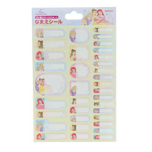 ディズニープリンセスのおなまえシールです。 お名前部分は透明シートで保護できるのでよごれにつよく、にじみにくい仕様となってます。 食洗機OK！電子レンジOK！なのでお弁当箱やコップなどにもお使いいただけます☆ 入園準備や入学準備などにもぴったりです♪ ●パッケージ入りサイズ：125mm×190mm×1mm ●本体サイズ：120mm×165mm×1mm ●重量（g）：10 ●材質：合成紙・PP・紙 ●内容：1シート ＞＞その他、プリンセスの文具は　こちら　
