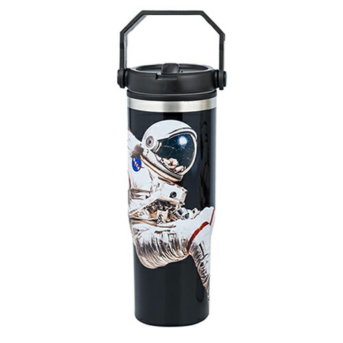 宇宙ファン必見！インパクト抜群のNASAデザインタンブラー NASA（アメリカ航空宇宙局）の宇宙飛行士（アストロノーツ）のグラフィックが全面にプリントされた、アメリカから輸入のクールなタンブラーです。 ■ たっぷり飲める30oz（887ml）の大容量 長時間のデスクワークやドライブ、キャンプなどのアウトドア、スポーツシーンでの水分補給に大活躍する大容量サイズ。何度も飲み物を注ぎ足す手間が省けます。 ■ 持ち運びに便利なハンドル＆ストロー付き フタ部分には可動式ハンドル（持ち手）が付いており、持ち歩きもラクラク。飲み口はフリップアップ式のストロータイプを採用し、移動中や作業中でも手軽に水分補給が可能です。 ■ お手入れ簡単な広口設計 フタを外すと口が大きく開くため、大きめの氷もスッポリ入り、底まで洗いやすく衛生的にお使いいただけます。 商品名 NASA Logo 30oz Tumbler カラー ブラック 容量 30oz（約887ml） サイズ 約H26×W11×D11.5cm 仕様 可動式ハンドル付き、フリップアップ式飲み口、広口設計 生産国 中国 ※手洗い専用: 食洗機は使用できません。長くお使いいただくために、優しく手洗いしてください。 ※海外輸入商品です。「輸入商品について」を必ずご一読ください。 使用に差し支えない程度の細かな傷やプリントのずれ等がある場合があります。 ＞＞その他、NASA グッズは　こちら　