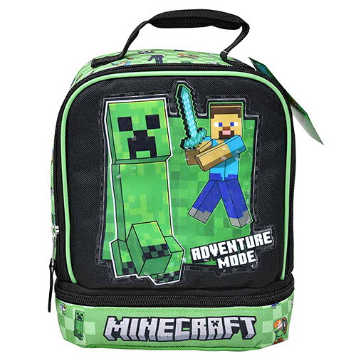 大人気！マインクラフトの2段式ランチバッグが登場！ 世界中で大人気のゲーム『マインクラフト（Minecraft）』から、クリーパーとスティーブが大きくデザインされた、インパクト抜群のランチバッグが登場しました！ 「ADVENTURE MODE」のロゴとともに、サイドにはお馴染みのキャラクターたちの総柄があしらわれ、マイクラ好きのお子様なら毎日のお弁当タイムが楽しくなること間違いなしのデザインです。 【 充実の機能性 】 たっぷり入る「上下2段式」セパレート構造 上下が完全に独立した2つのコンパートメントに分かれているため、お弁当箱、デザート、カトラリー、おしぼりなどを分けてすっきりと収納できます。潰したくないサンドイッチやフルーツを別々に収納するのにも大変便利です。 【 安心の保冷・保温インナー 】 バッグの内側は、汚れが拭き取りやすく、温度をキープしやすい遮熱・保冷シート仕様。保冷剤を一緒に入れれば、暑い季節の通学・通園や遠足でも安心してお弁当を持ち運べます。 【 持ちやすいハンドル付き 】 上部には持ち手（ハンドル）が付いているので、小さなお子様でも片手でラクラク持ち運びが可能です。 【 安心・安全の「BPAフリー」＆FDA準拠 】 直接食品が触れる可能性のあるインナー素材には、人体に有害とされる化学物質「BPA」を含まない安全な素材を使用しています（米国食品医薬品局（FDA）の基準およびCPSC安全要件に準拠）。小さなお子様にも安心してお使いいただけます。 ●サイズ：約幅19×高さ23×奥行12cm ( ハンドル含まず ) ●素材：ポリエステル ※海外輸入商品です。「輸入商品について」を必ずご一読ください。 縫製や細部の仕上がりに、国内製品と比べ若干の粗さが見られる場合がございますが、メーカーの検品基準を満たした良品となります。予めご了承ください。 ＞＞その他、マイクラ お弁当 キッチングッズ は こちら