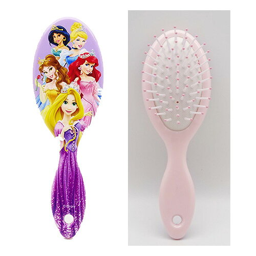 ディズニープリンセス の可愛いヘアブラシです。 アリエル 、ベル 、ラプンツェル 、プリンセスの仲間たちが勢ぞろい。 プリンセスが好きな女の子にピッタリです☆ お誕生日やクリスマスなど、女の子へのプレゼントにも喜ばれそうです。 ■サイズ：約H17.6xW5.2cm ■素材：プラスチック・他 ■ご注意下さい■ ※空気穴が一つあります。ピンの抜けではございません。 ※海外輸入商品です。「輸入商品について」を必ずご一読ください。 ＞＞その他、ディズニープリンセス グッズ は こちら