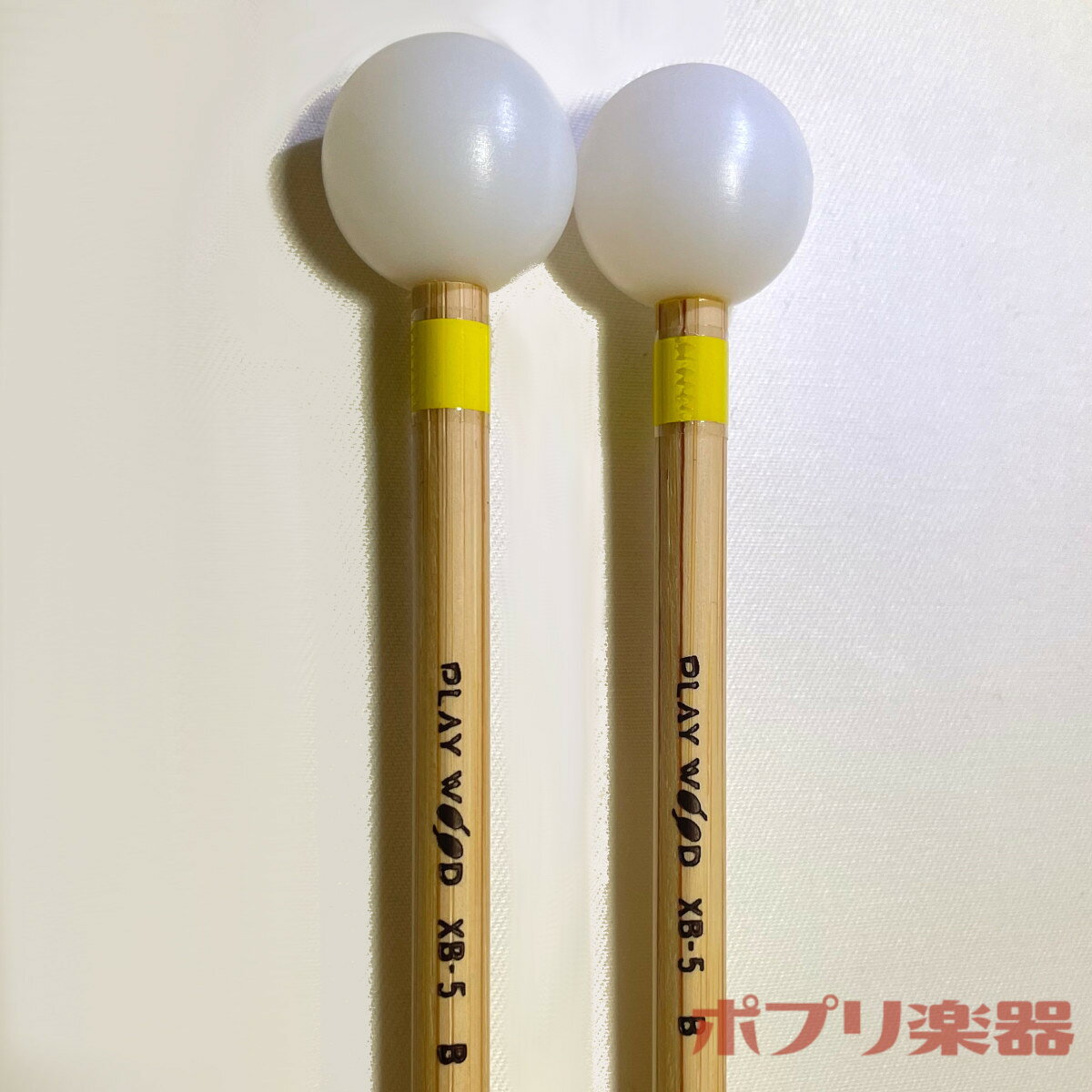 シロフォン・グロッケンシュピール用マレット。 《サイズ》H ／φ26×350 《仕様》ナイロン球 ／ 合竹柄 注意書き ・お使いのモニターの発色具合によって、実際のものと色が異なる場合がございます。 ・本商品は沖縄・離島・一部遠隔地へのお届けは出来ません。
