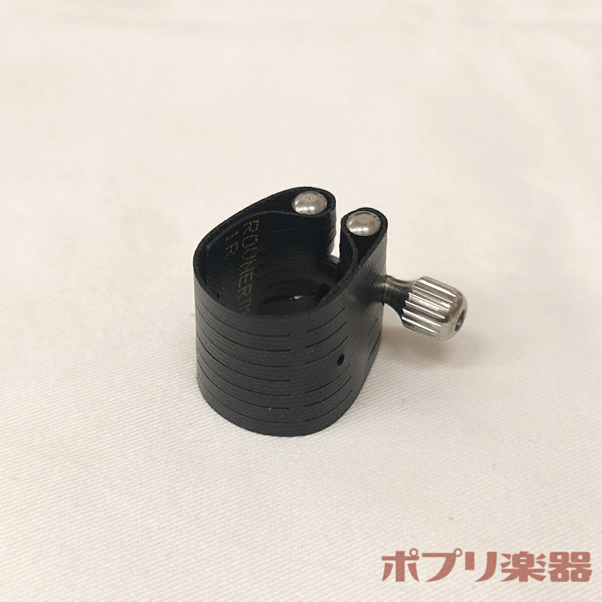 特殊合成ゴム製で柔軟性があり、金属のものよりも密着度が高く、よりリードの振動を伝えます。 R（ダークモデル）は、厚い材質で重厚なサウンドが得られます。 仕様 形状 逆締め 材質 特殊合成ゴム製 付属品 マウスピースキャップ ・沖縄・離島などの一部地域への配送は、通常よりお時間が掛かる場合がございます。