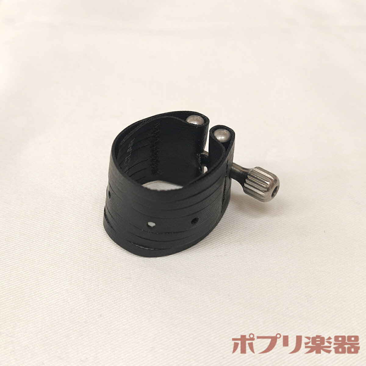 特殊合成ゴム製で柔軟性があり、金属のものよりも密着度が高く、よりリードの振動を伝えます。 R（ダークモデル）は、厚い材質で重厚なサウンドが得られます。 仕様 形状 逆締め 材質 特殊合成ゴム製 付属品 マウスピースキャップ ・沖縄・離島などの一部地域への配送は、通常よりお時間が掛かる場合がございます。