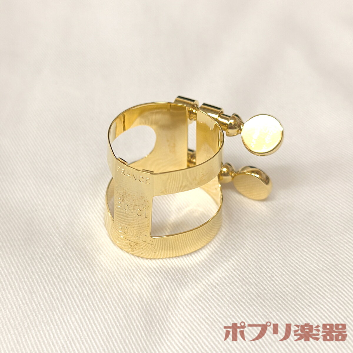 フランスのクラリネット奏者 Daniel Bonade によって考案。2本のレール（Two-rail design）がリードをしっかりと支える独自の構造により、リード本来の振動を活かし、落ち着きのある豊かな音色が得られます。 長く多くのプレイヤーに支持されている定番の金属製リガチャーです。 仕様 対応楽器 B♭クラリネット 対応マウスピース エボナイト製マウスピース用 仕様 逆締め、2つネジ 仕上げ ゴールドメッキ ・沖縄・離島などの一部地域への配送は、通常よりお時間が掛かる場合がございます。