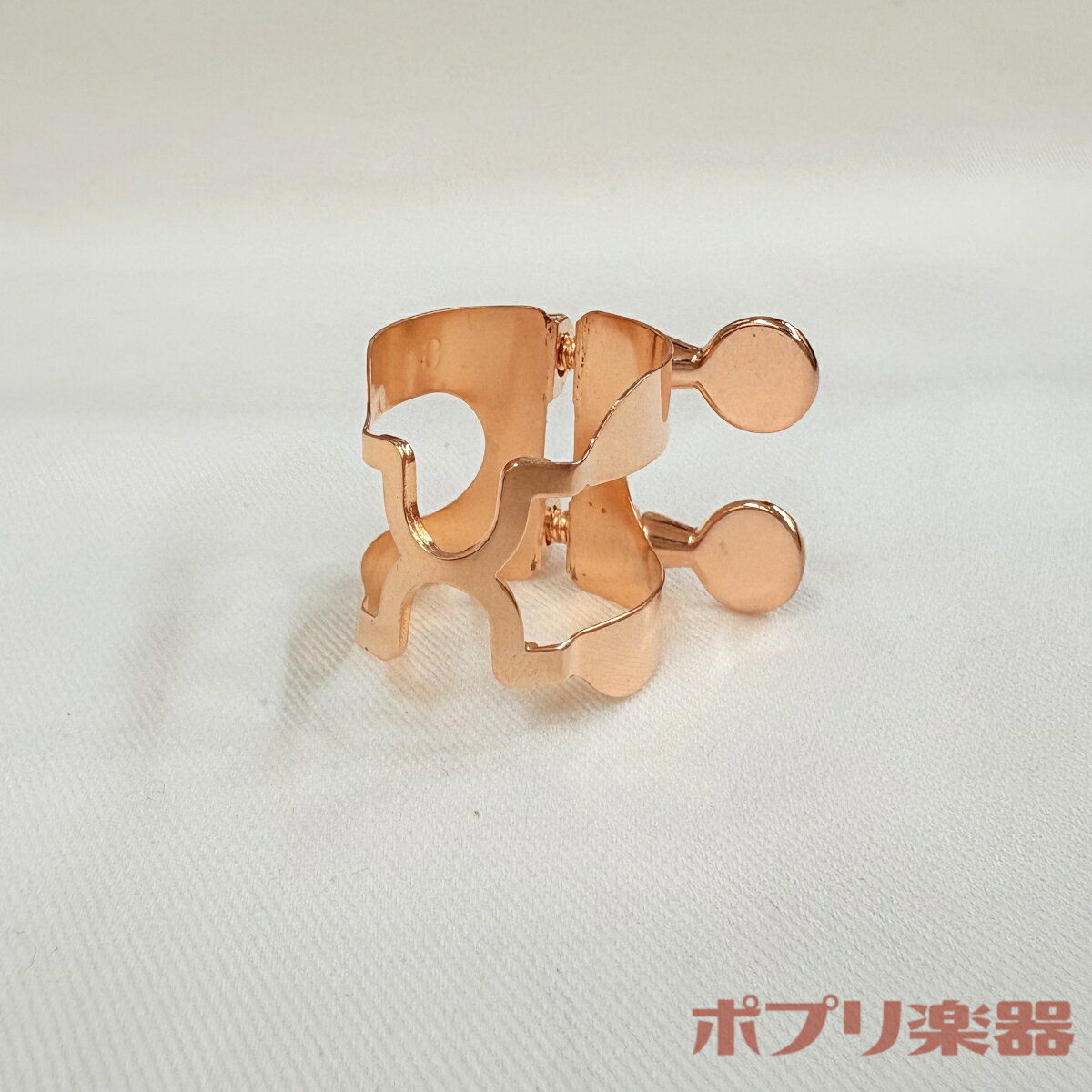 定番かつ人気の「ハリソン」ピンクゴールドプレートソプラノサックス用逆締めリガチャー。 ハリソン独特のリードを押さえるH形形状により、輝かしく重厚な音色を引き出します。 見た目も華やかなピンクゴールドは、輝かしく良く響き、かつ柔らかな音色が特徴です。 ※リードを押さえるH部が薄いため、強く締めすぎると破損の原因となりますのでご注意ください。 仕様 形状 逆締め 仕上げ ピンクゴールド 対応サイズ ラバー標準サイズ・ セルマー 他 注意書き ・沖縄・離島などの一部地域への配送は、通常よりお時間が掛かる場合がございます。 ・他の商品とまとめ買いされる場合は、別の配送方法をご提案させて頂くことがございます。