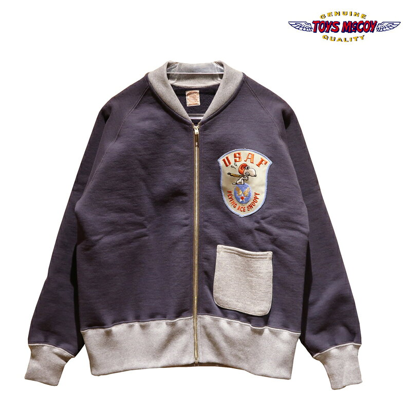 ■素材：コットン100％（丸胴ボディー） サイズスペック サイズ着丈身幅裄丈 M60.5cm55cm82cm Lcmcmcm XL64cm62cm87cm こちらの商品は洗濯により若干縮みます。&nbsp; TOYS McCOY HEAVYWEIGHT C-2 SWEAT “USAF FLYING ACE SNOOPY” TMC2551 &nbsp; &nbsp; スタッフ井上（身長174cm、体重62kg）は未洗いのMサイズを着用しています。 ＜C-2セーターならぬC-2スウェット＞ トイズマッコイの「HEAVYWEIGHT C-2 SWEAT　USAF FLYING ACE SNOOPY」。 A-2のインナー用として開発されたC-2セーターをヘビーウェイトスウェット地で仕立てた一枚で、 ジップフロント、ラグランスリーブ、片ポケットなど、しっかりとそのディテールを踏襲しています。 数あるスヌーピーの中でも人気の高い「FLYING ACE SNOOPY」の犬小屋をウイング＆スターマーク）に 置き換えたトイズマッコイならではの刺繍パッチを左胸に配し、背中にもシンプルなプリントが入ります。 ミリタリーデザインと組み合わせることで、可愛すぎない絶妙なスヌーピースウェットに仕上がっており、 A-2やL-2系、MA-1などのフライトジャケットのインナーには言わずもがな抜群だと思います。 季節や気温によってはアウターとしても機能し、いろんな使い方ができる便利な一枚です。 配色となったネックのフライス。 ファスナーはユニバーサルジッパーで、袖付けはラグランスリーブです。 &nbsp; &nbsp; 胸にはフライングエーススヌーピーとウイング＆スターマークを組み合わせた刺繍パッチ。 &nbsp; &nbsp; 背中はシンプルな単色プリントです。 &nbsp; C-2セーターのディテールを踏襲した左側にだけ付くポケット。 配色となったリブは継ぎ目のない筒編みリブです。 &nbsp; &nbsp;