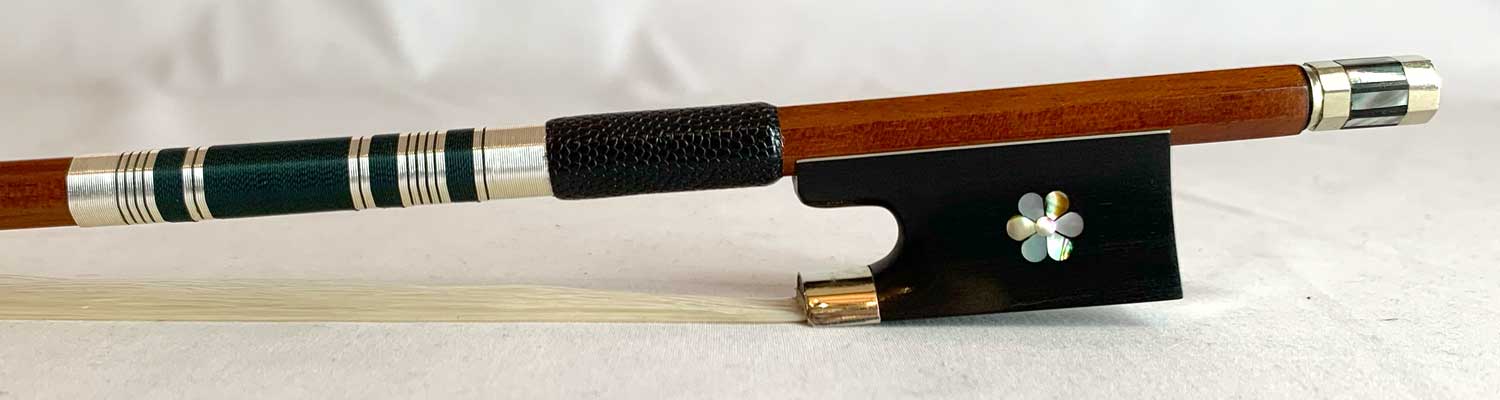 複数店舗を運営し他店舗でも販売しております為、 万一、商品の品切れ等によりお届けできない場合がございます。 その際には当方よりメールにてご連絡を差し上げますが、 あらかじめご了承下さいますようお願い致します。 特注品にて製作したスペランツァバイオリン弓です。 他にはないフロッグの装飾とポイントカラーの巻線の色糸が特徴となります。 見た目だけではなく、棹にはフェルナンブーコ材を使用しておりますので 操作性、音色などご満足いただけるバイオリン弓となっております。 【仕様】 棹：フェルナンブーコ材 フロッグ：黒檀 金具：ニッケルシルバー 皮：トカゲの皮　