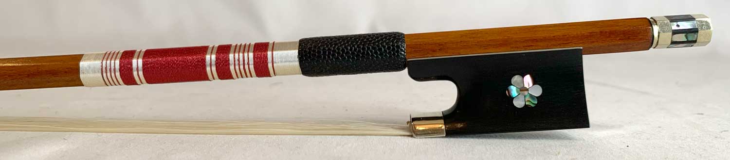 複数店舗を運営し他店舗でも販売しております為、 万一、商品の品切れ等によりお届けできない場合がございます。 その際には当方よりメールにてご連絡を差し上げますが、 あらかじめご了承下さいますようお願い致します。 特注品にて製作したスペランツァバイオリン弓です。 他にはないフロッグの装飾とポイントカラーの巻線の色糸が特徴となります。 見た目だけではなく、棹にはフェルナンブーコ材を使用しておりますので 操作性、音色などご満足いただけるバイオリン弓となっております。 【仕様】 棹：フェルナンブーコ材 フロッグ：黒檀 金具：ニッケルシルバー 皮：トカゲの皮　