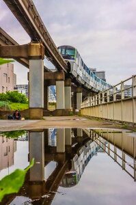 【日本の風景ポストカード】東京品川区を走るモノレールと水たまりのハガキはがき photo by MIRO