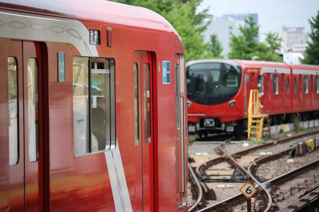 樂天商城 - 【日本の風景ポストカード】丸の内線新型車両2000系とすれ違いのハガキはがき photo by MIRO