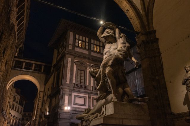 【イタリアの風景ポストカード】イタリア フィレンツェ 夜のロッジアに立つ大理石像と広場　はがき お土産 ハガキ　撮影/daikegoro