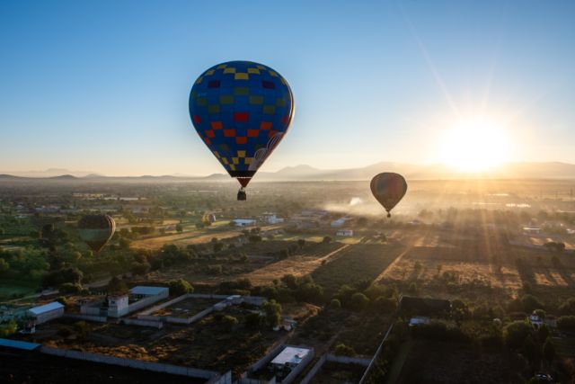 【メキシコの風景ポストカード】メキシコ テオティワカン 日の出と大地を漂う熱気球の眺め　はがき お土産 ハガキ　撮影/daikegoro