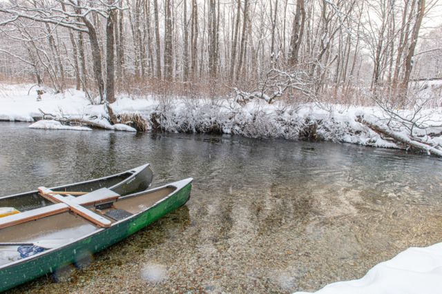 【日本の風景／地名のポストカード】北海道屈斜路湖 冬の源流に浮かぶ二艘のカヌー　はがき お土産 ハガキ　撮影/daikegoro