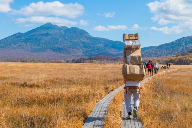 【日本の風景／地名のポストカード】群馬県尾瀬ヶ原 荷を背負う歩荷と草紅葉の木道 燧ヶ岳　はがき お土産 ハガキ　撮影/daikegoro